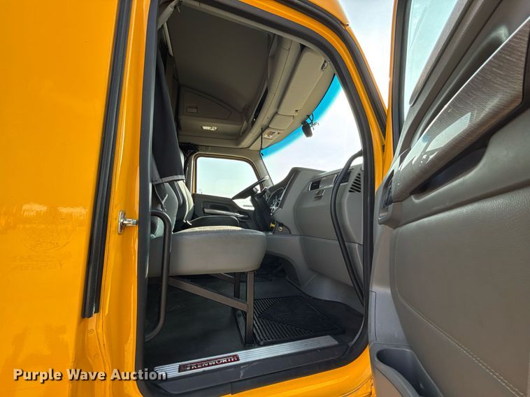 image for item EJ4569 2019 Kenworth T680 semi truck