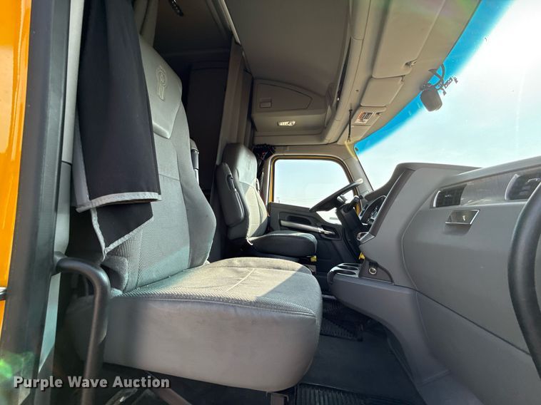 image for item EJ4569 2019 Kenworth T680 semi truck
