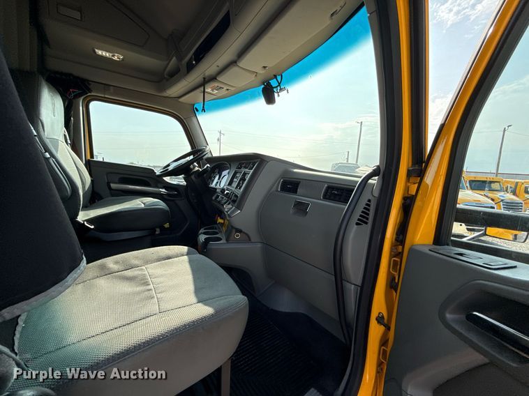 image for item EJ4569 2019 Kenworth T680 semi truck