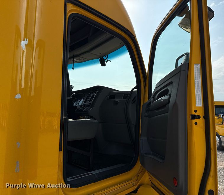image for item EJ4569 2019 Kenworth T680 semi truck