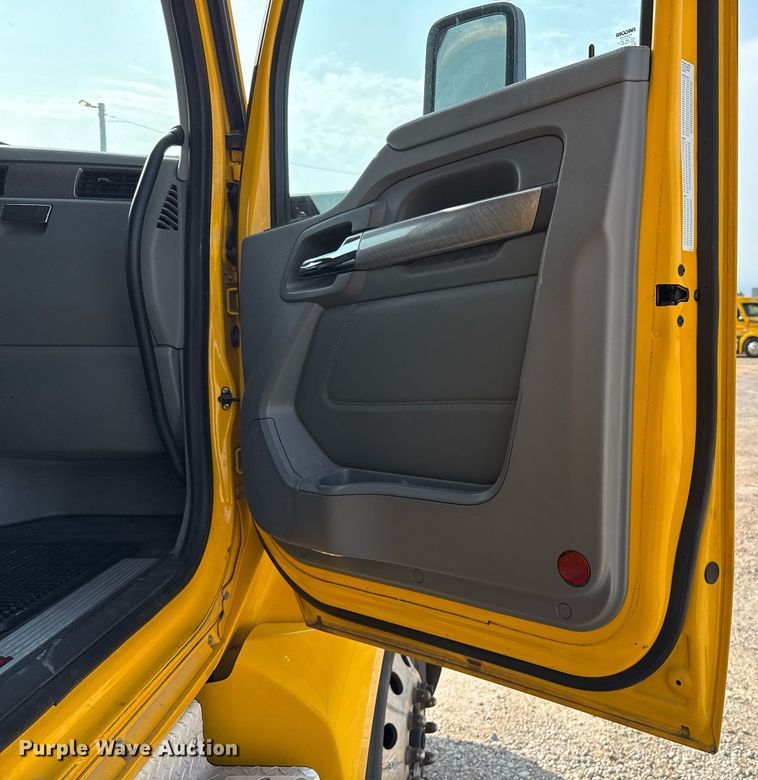 image for item EJ4569 2019 Kenworth T680 semi truck