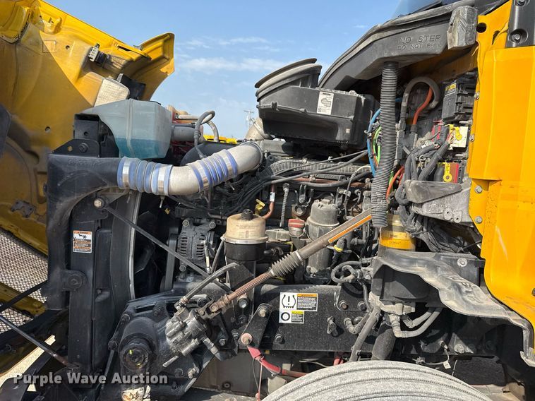 image for item EJ4569 2019 Kenworth T680 semi truck