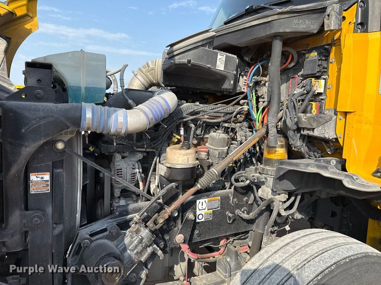 image for item EJ4569 2019 Kenworth T680 semi truck