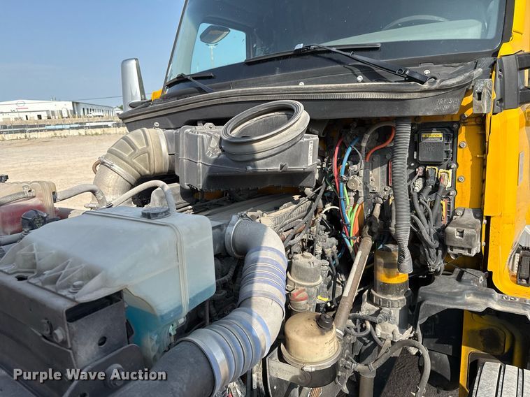 image for item EJ4569 2019 Kenworth T680 semi truck