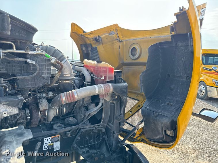 image for item EJ4569 2019 Kenworth T680 semi truck