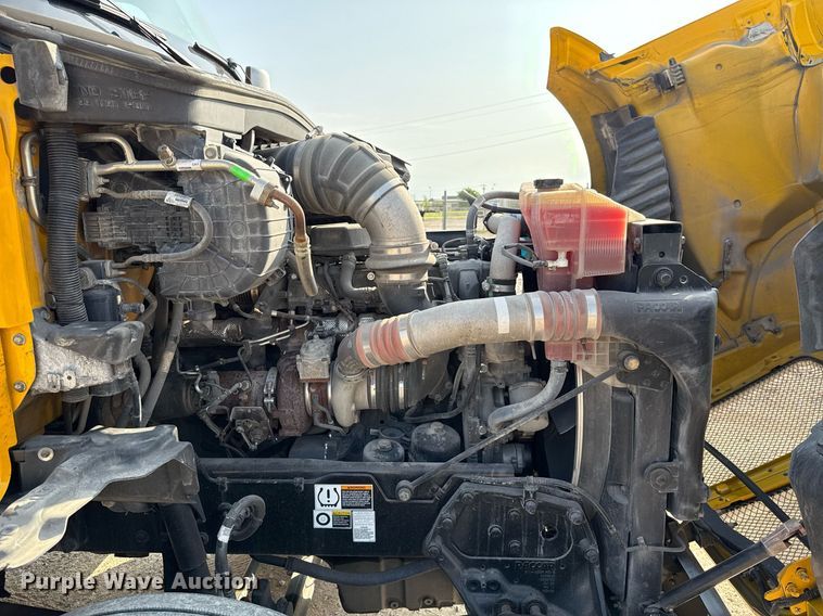 image for item EJ4569 2019 Kenworth T680 semi truck