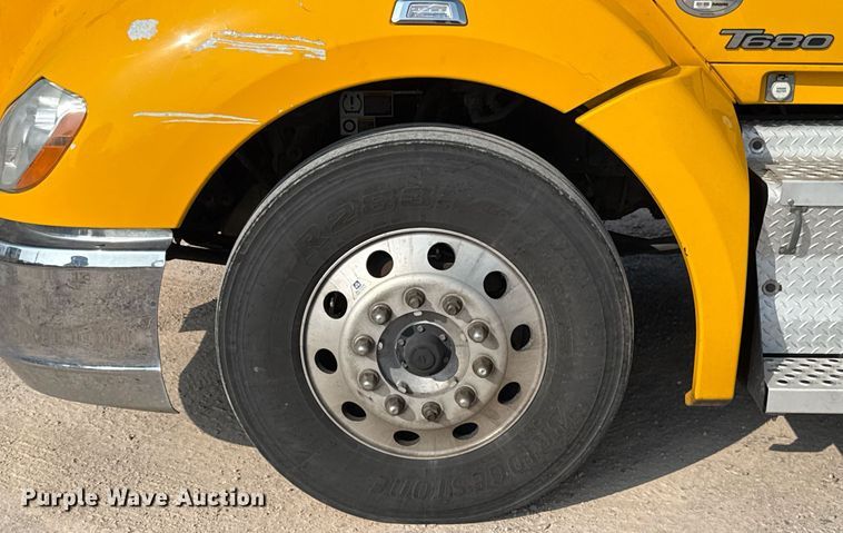 image for item EJ4569 2019 Kenworth T680 semi truck