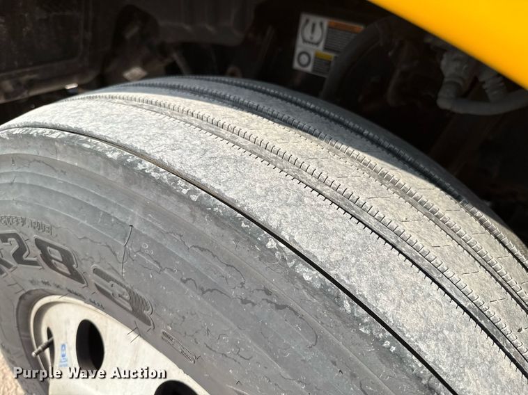 image for item EJ4569 2019 Kenworth T680 semi truck