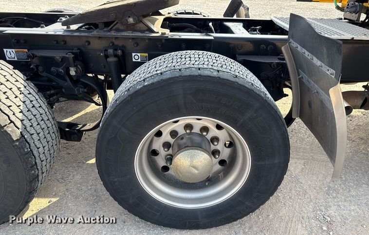 image for item EJ4569 2019 Kenworth T680 semi truck