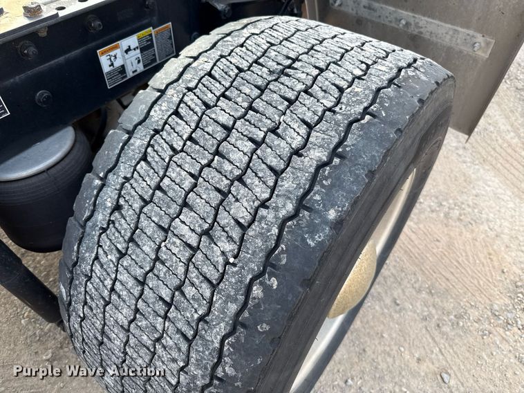 image for item EJ4569 2019 Kenworth T680 semi truck