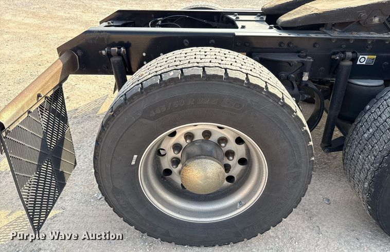 image for item EJ4569 2019 Kenworth T680 semi truck