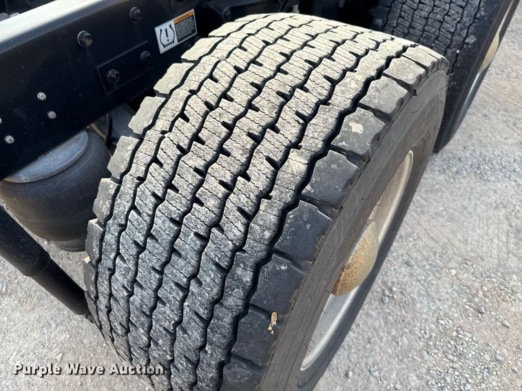 image for item EJ4569 2019 Kenworth T680 semi truck