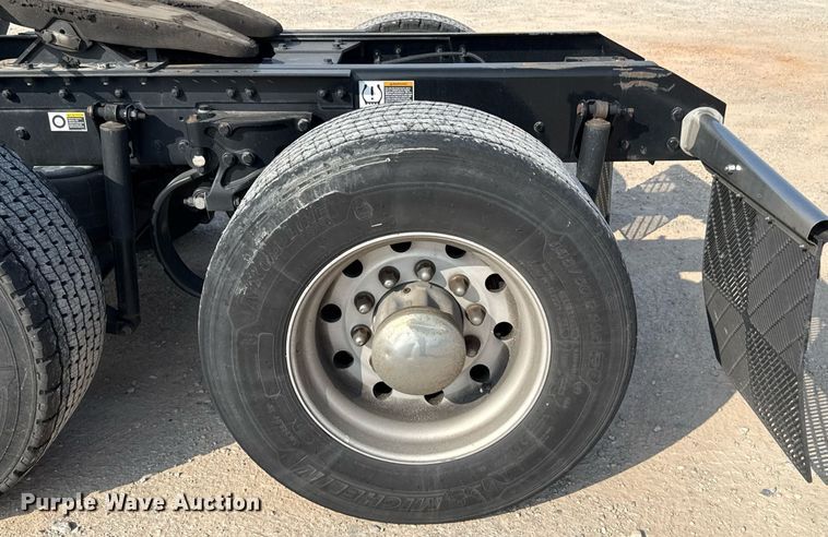 image for item EJ4569 2019 Kenworth T680 semi truck