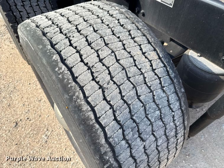 image for item EJ4569 2019 Kenworth T680 semi truck