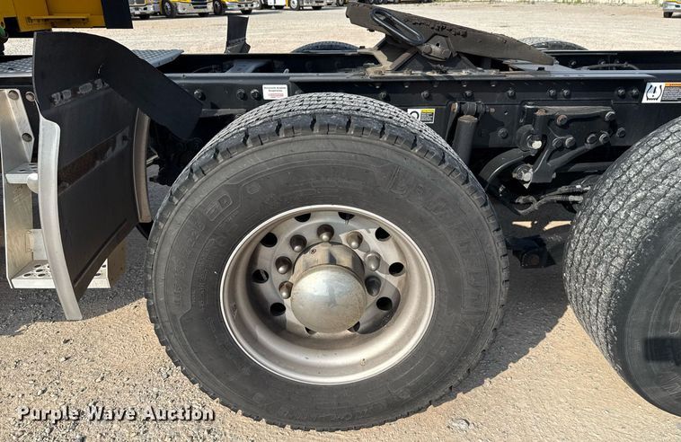 image for item EJ4569 2019 Kenworth T680 semi truck