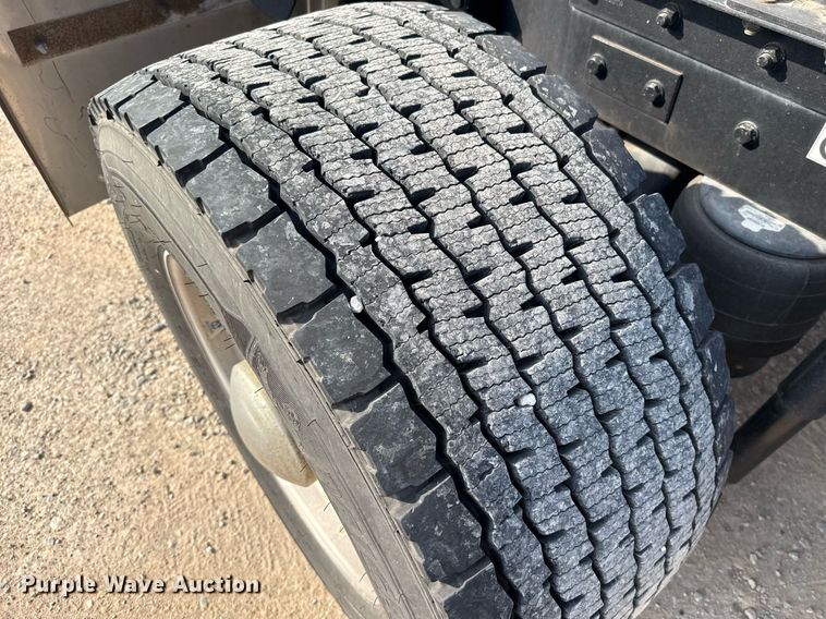 image for item EJ4569 2019 Kenworth T680 semi truck