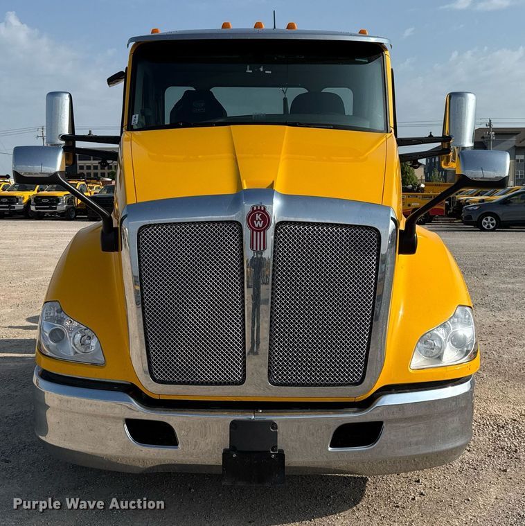 image for item EJ4570 2022 Kenworth T680 semi truck