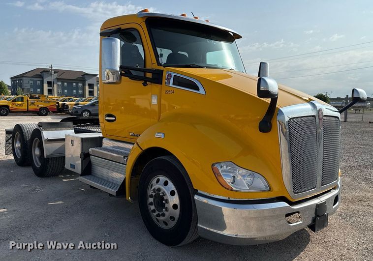 image for item EJ4570 2022 Kenworth T680 semi truck