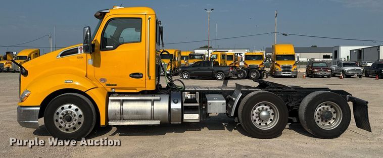 image for item EJ4570 2022 Kenworth T680 semi truck