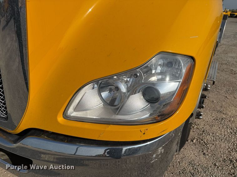 image for item EJ4570 2022 Kenworth T680 semi truck