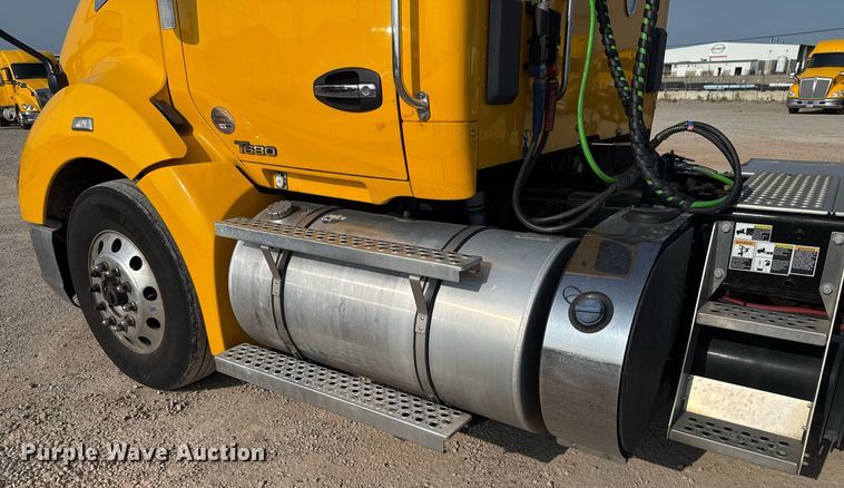 image for item EJ4570 2022 Kenworth T680 semi truck