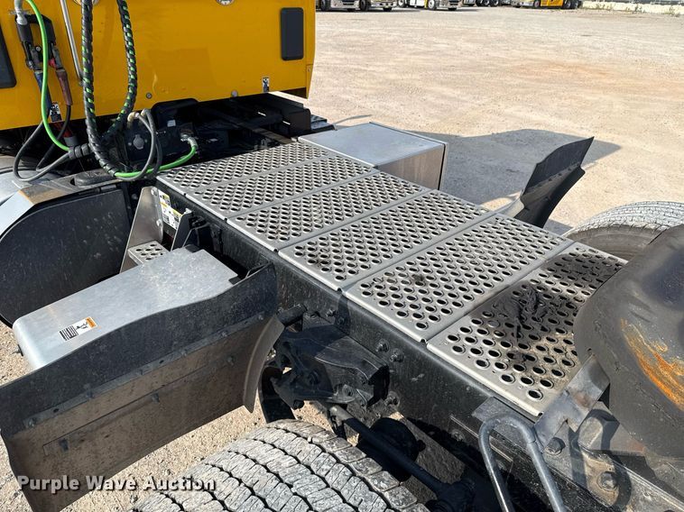 image for item EJ4570 2022 Kenworth T680 semi truck