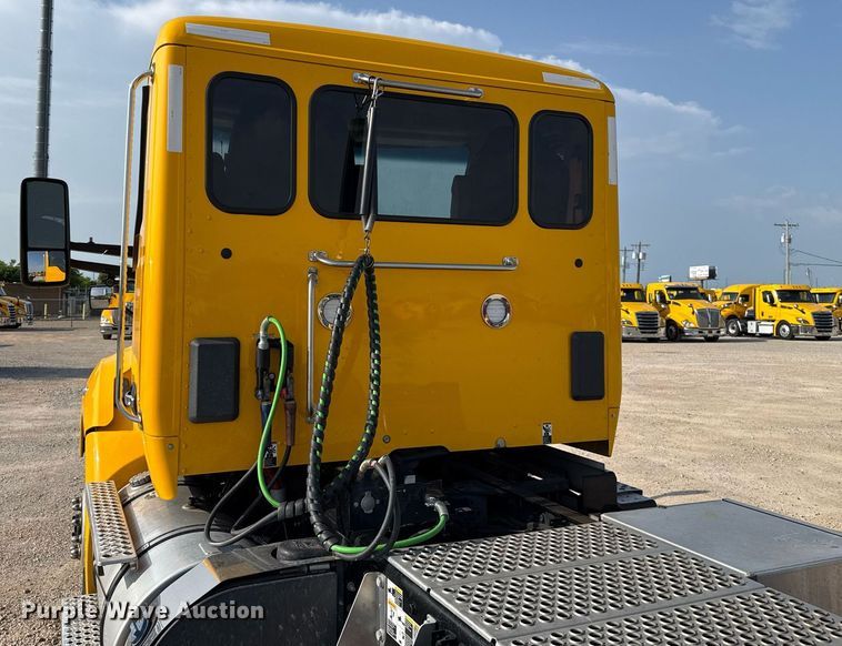 image for item EJ4570 2022 Kenworth T680 semi truck