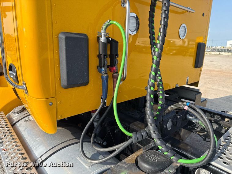 image for item EJ4570 2022 Kenworth T680 semi truck