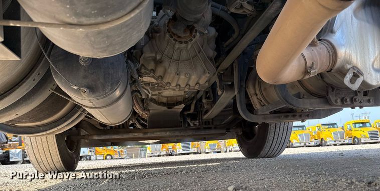 image for item EJ4570 2022 Kenworth T680 semi truck