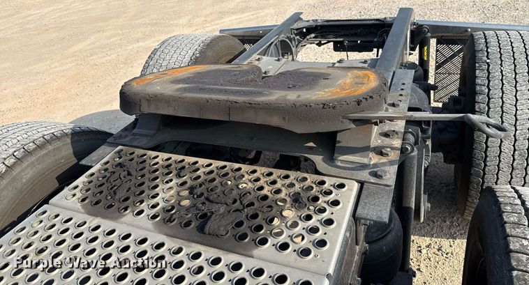 image for item EJ4570 2022 Kenworth T680 semi truck