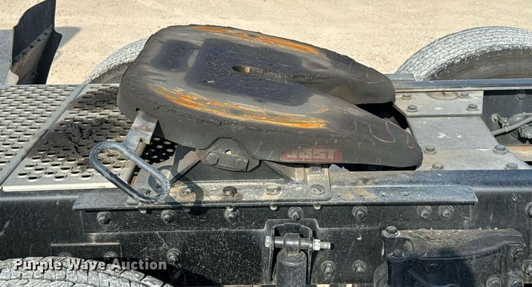 image for item EJ4570 2022 Kenworth T680 semi truck