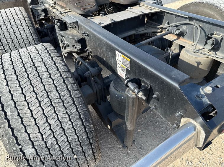 image for item EJ4570 2022 Kenworth T680 semi truck