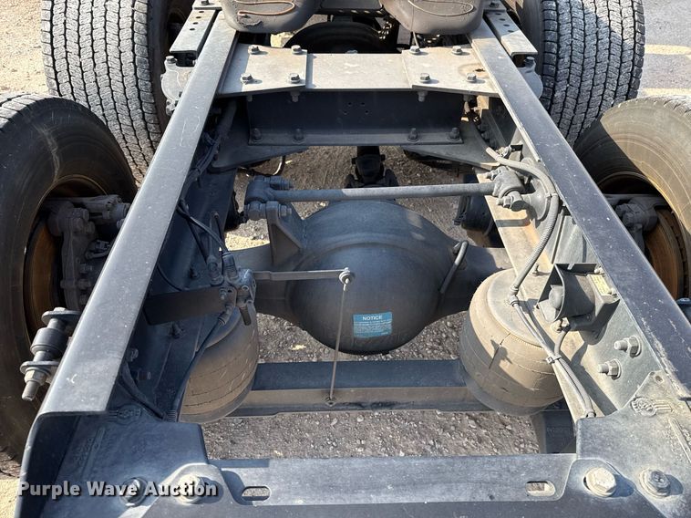 image for item EJ4570 2022 Kenworth T680 semi truck