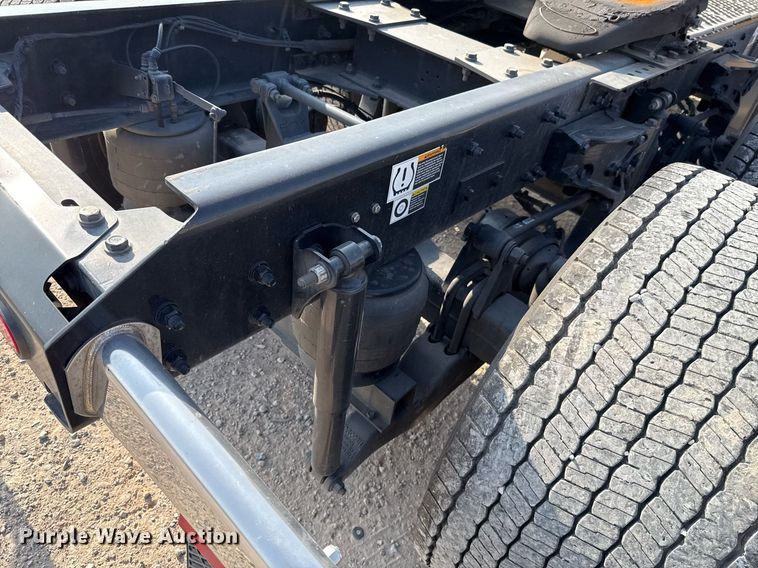 image for item EJ4570 2022 Kenworth T680 semi truck