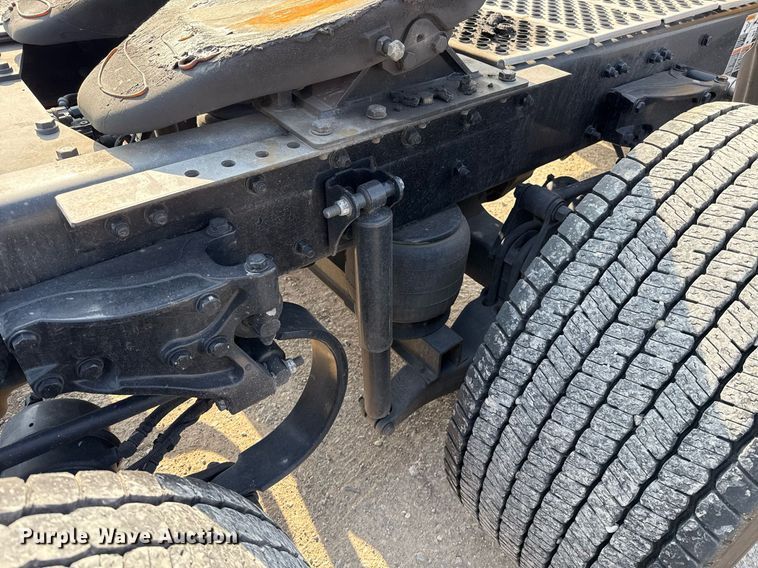 image for item EJ4570 2022 Kenworth T680 semi truck