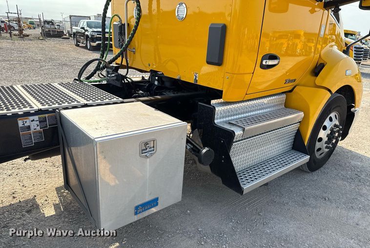 image for item EJ4570 2022 Kenworth T680 semi truck