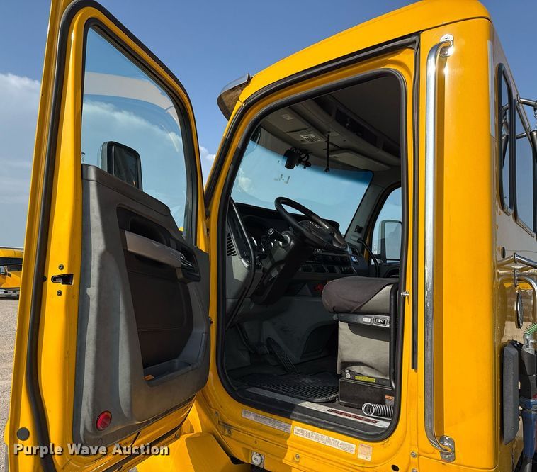 image for item EJ4570 2022 Kenworth T680 semi truck