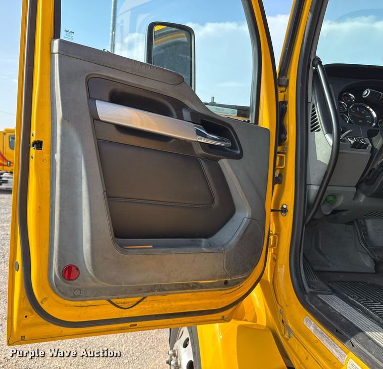 image for item EJ4570 2022 Kenworth T680 semi truck