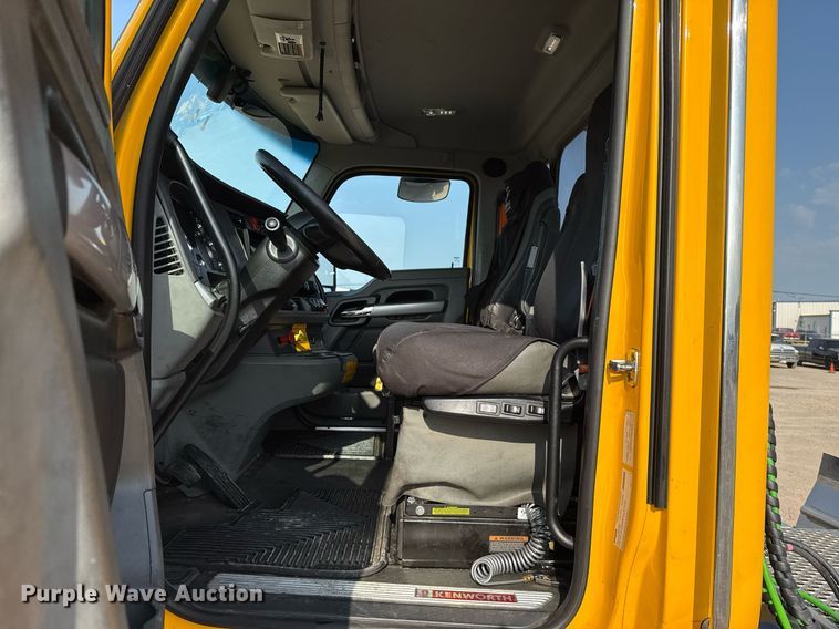 image for item EJ4570 2022 Kenworth T680 semi truck
