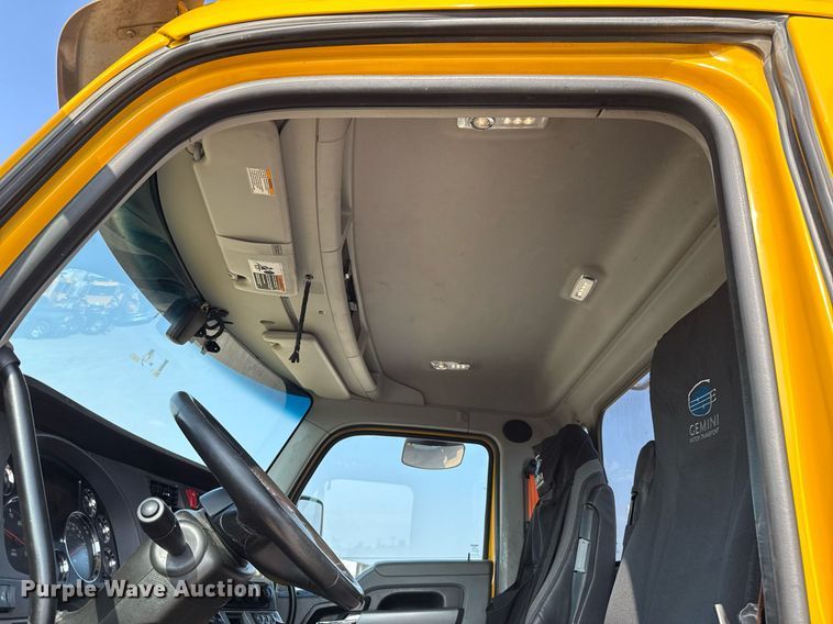 image for item EJ4570 2022 Kenworth T680 semi truck