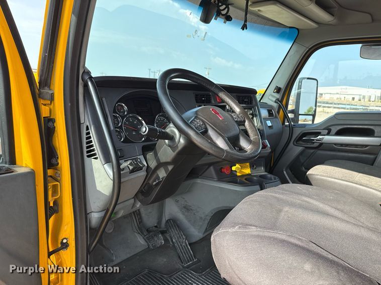image for item EJ4570 2022 Kenworth T680 semi truck