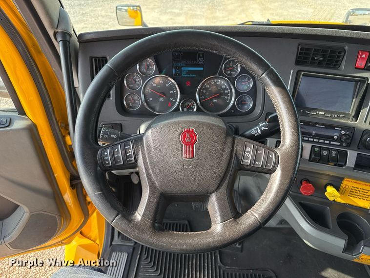 image for item EJ4570 2022 Kenworth T680 semi truck