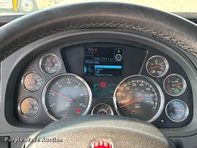 image for item EJ4570 2022 Kenworth T680 semi truck