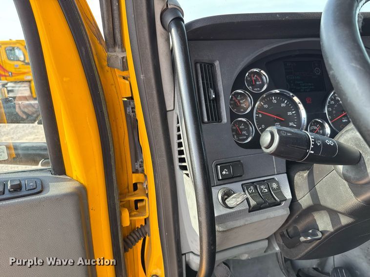 image for item EJ4570 2022 Kenworth T680 semi truck