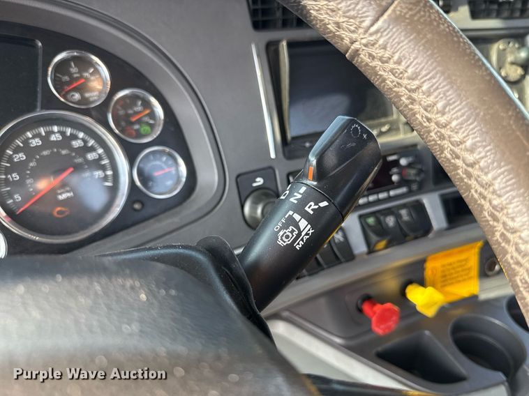 image for item EJ4570 2022 Kenworth T680 semi truck