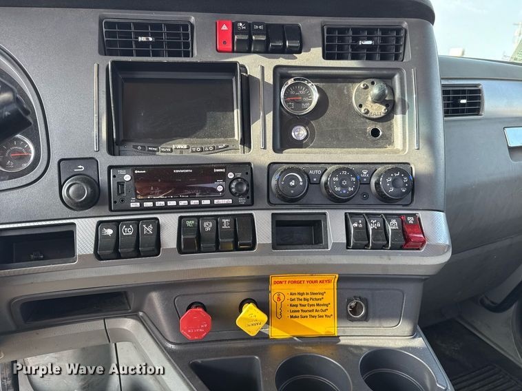 image for item EJ4570 2022 Kenworth T680 semi truck