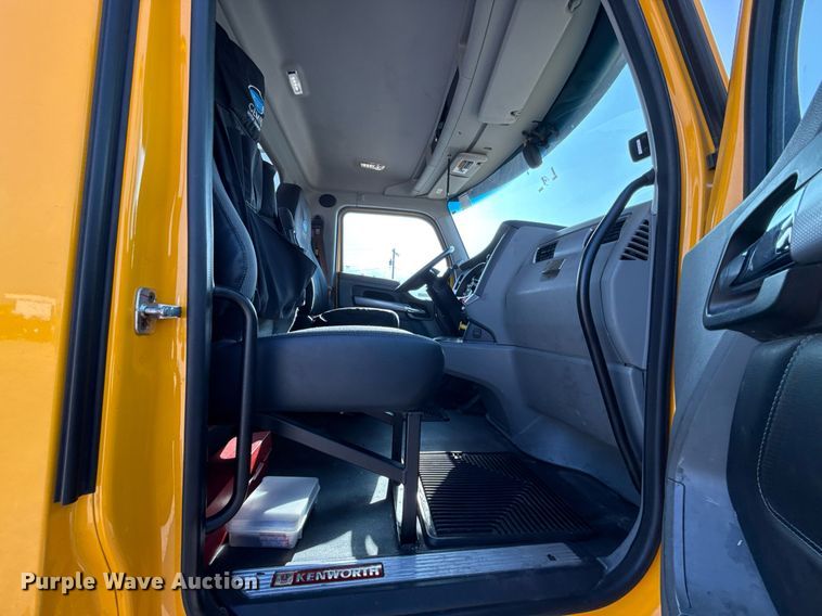 image for item EJ4570 2022 Kenworth T680 semi truck