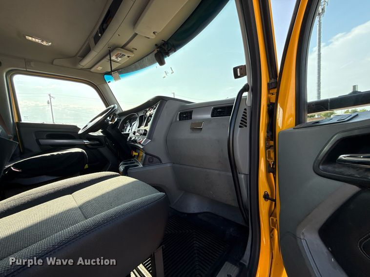 image for item EJ4570 2022 Kenworth T680 semi truck