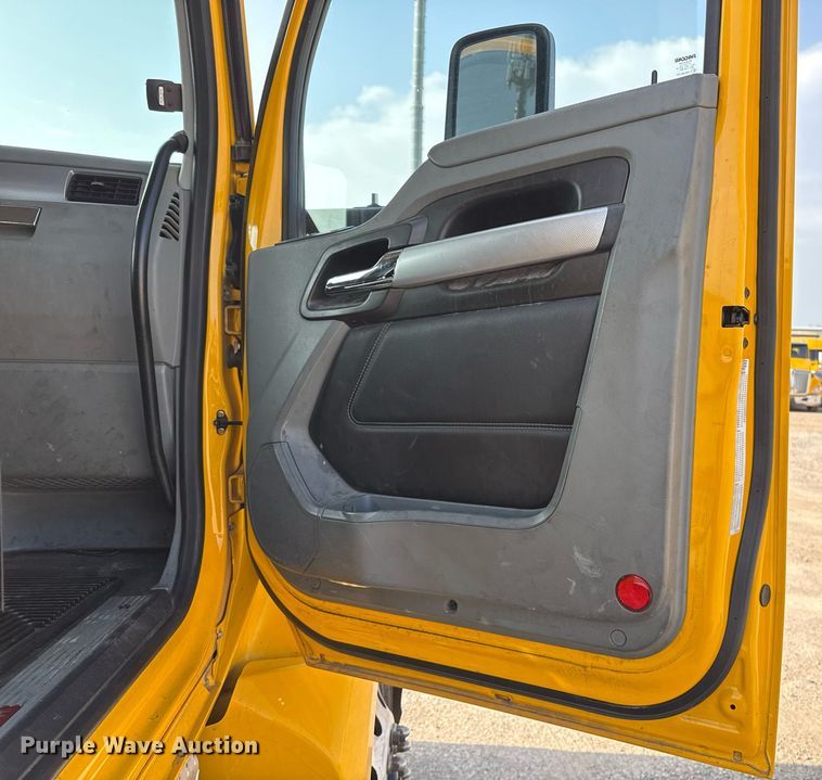 image for item EJ4570 2022 Kenworth T680 semi truck