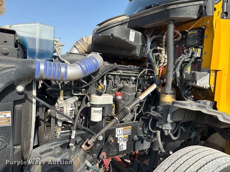 image for item EJ4570 2022 Kenworth T680 semi truck